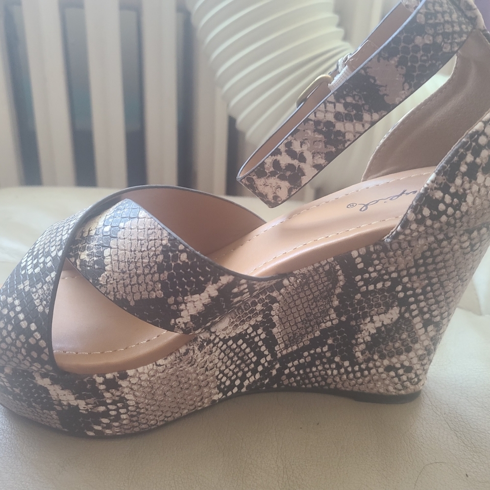 Qupid snake wedges